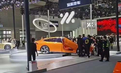 车企相关人员正在商讨回应策略的画面