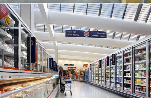 年轻人在商场购物