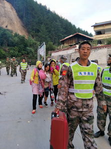 救援人员积极救助灾区民众