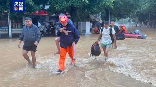 派出所政委洪水救援，抱树两小时喊‘先救群众’震撼人心！