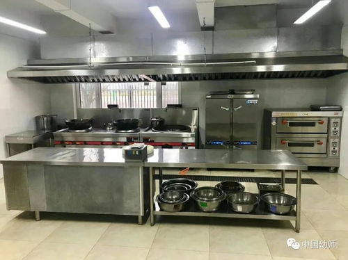 小朋友在厨房择菜