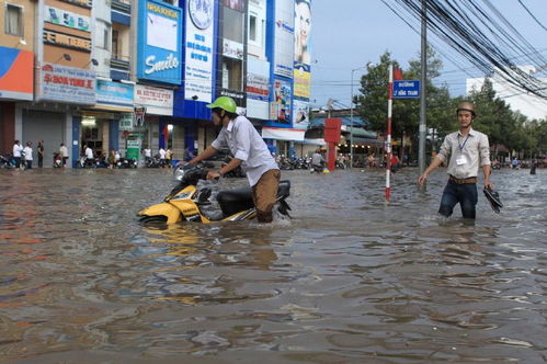 吧友在洪水区前行的画面