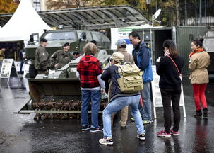 民众参与搜寻黄金的画面