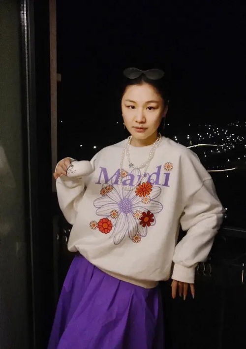 金靖穿着优雅的职场服装