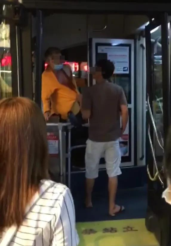 震惊！新加坡巴士司机竟与13岁‘巴士迷’车内发生关系，被判重刑！