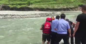 小伙救下一家三口后牺牲，下葬仪式令人动容