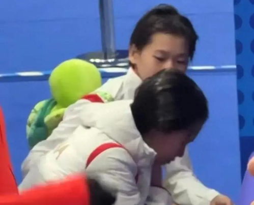 全红婵在赛场为队友加油的画面