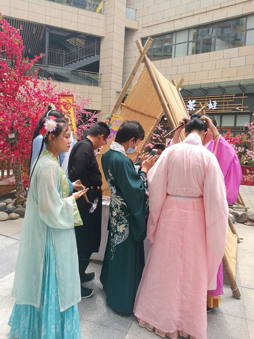 一群年轻人穿汉服在古建筑前拍照