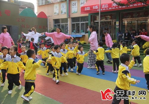 幼儿园的小朋友做早操