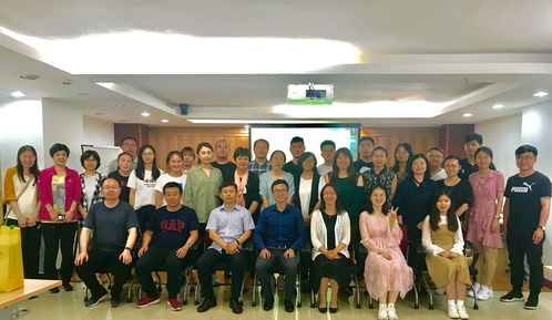 一群大学生正在参加职业培训课程