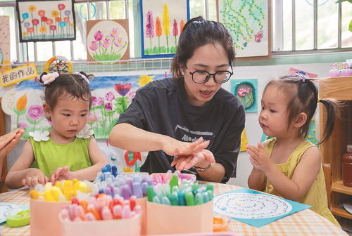 老师在幼儿园教小朋友画画