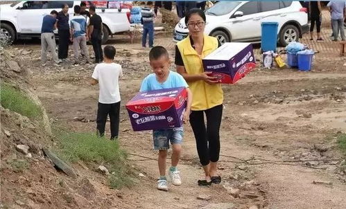 志愿者搬运物资