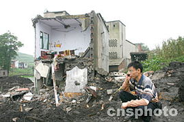 山体滑坡现场残垣断壁