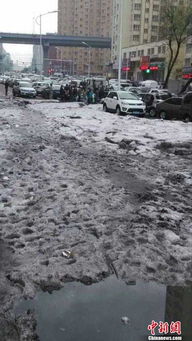 成都街头冰雹堆积场景