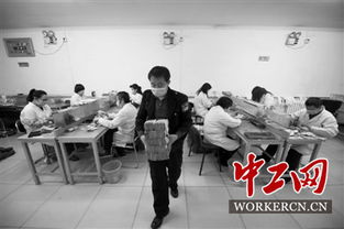 会计人员清点钞票