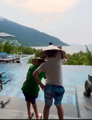 一家人海边游玩