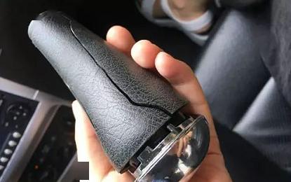 汽车停露天停车场，档把竟被晒化！太吓人啦