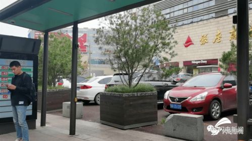 公交站牌下等车的人群