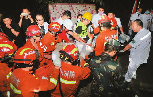 救援队伍救助群众