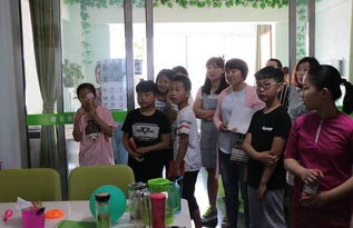 一群人在校门口围观