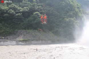 消防员在洪水中支撑老人