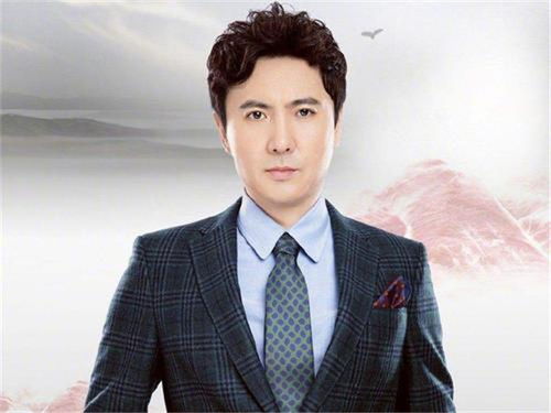 沈腾站在领奖台上