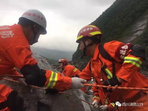 消防队员救援画面