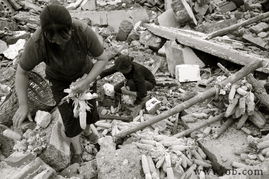 村民在废墟中寻找物品