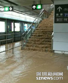 实拍北京暴雨下地铁站出口的惊险瞬间