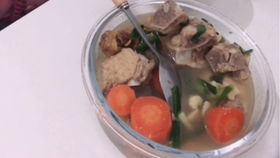 韩国惊现87元一碗全是肥肉的排骨汤，这价格背后藏着啥猫腻？