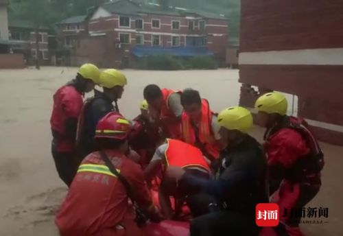 救援人员救助被困群众