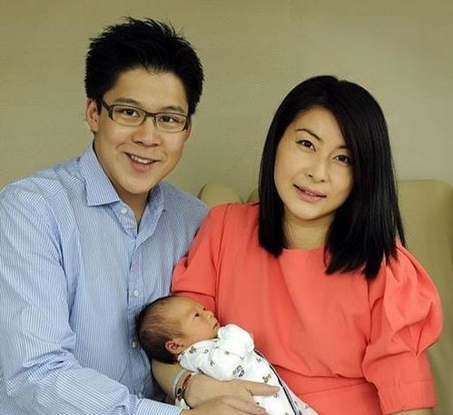 霍启刚郭晶晶同框画面