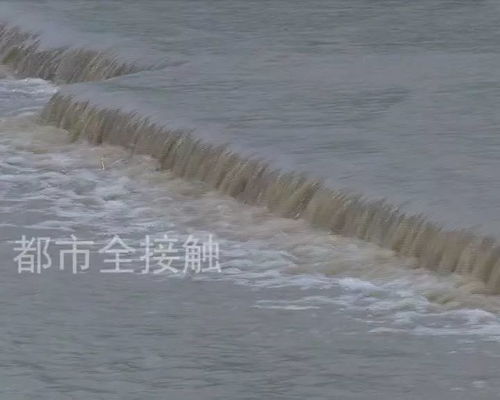 泄洪后的河流景象