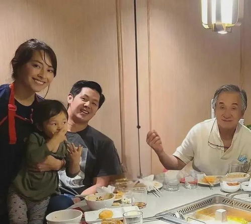 成龙在火锅店戴老花镜