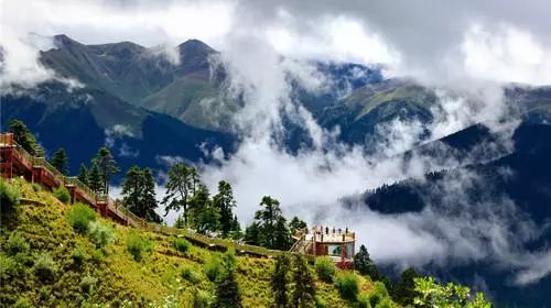 远处雄伟的雪山