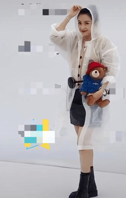 人们穿着雨衣在雨中行走的画面