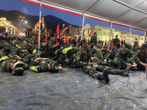 救援队到达现场的场景图