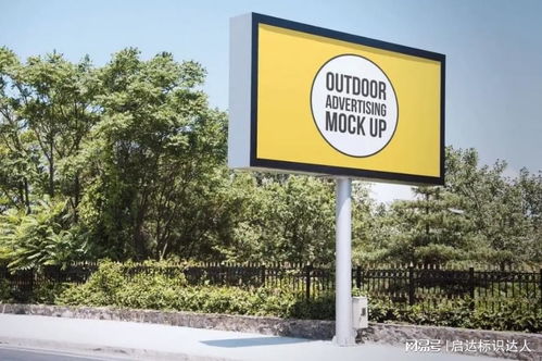 在风雨中摇晃的户外广告牌