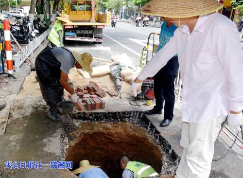 工人抢修道路场景
