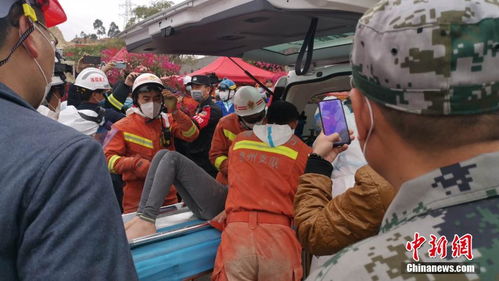 救援人员在现场忙碌着