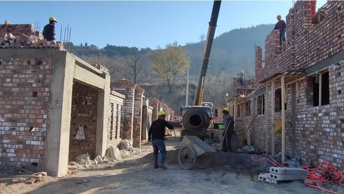 灾后重建现场忙碌景象