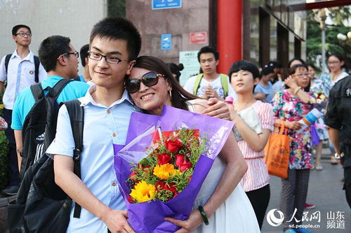 双胞胎庆祝高考成功