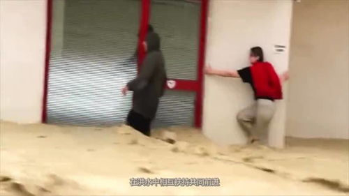 暴雨洪灾中的感人瞬间：丈夫大喊先救媳妇