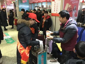 人们互帮互助的画面