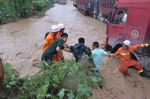 救援现场洪水汹涌