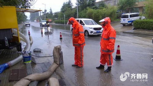 防汛工作人员坚守岗位