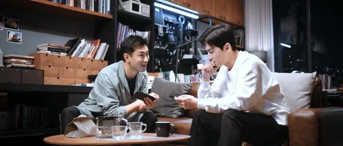 于途和晶晶疲惫工作