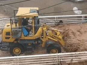 北京大哥开铲车救人场景