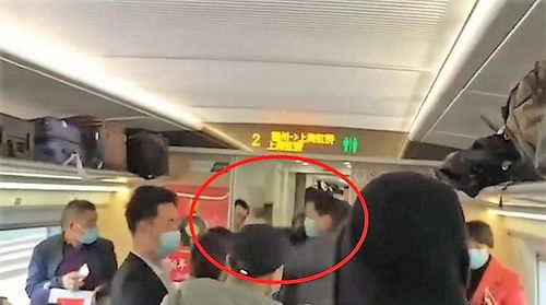 高铁奇葩！男子屡次脱衣蒙面跳舞，12306及律师这样说……