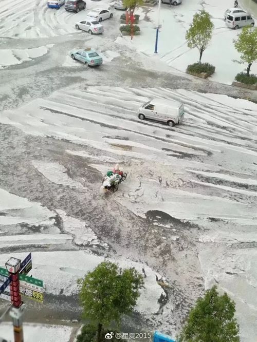 冰雹覆盖的道路